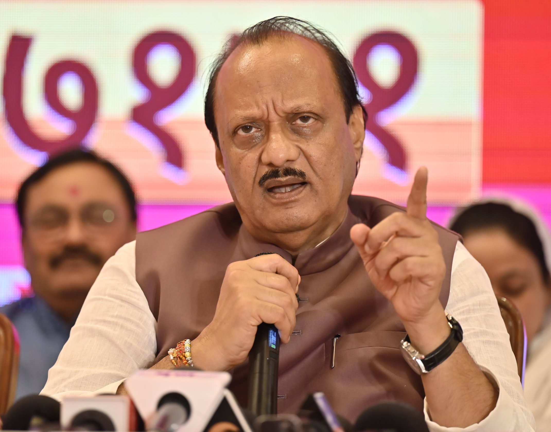 भारतीय राजनेताओं की विमान दुर्घटनाएं: अजित पवार से लेकर संजय गांधी तक - एक दुखद इतिहास